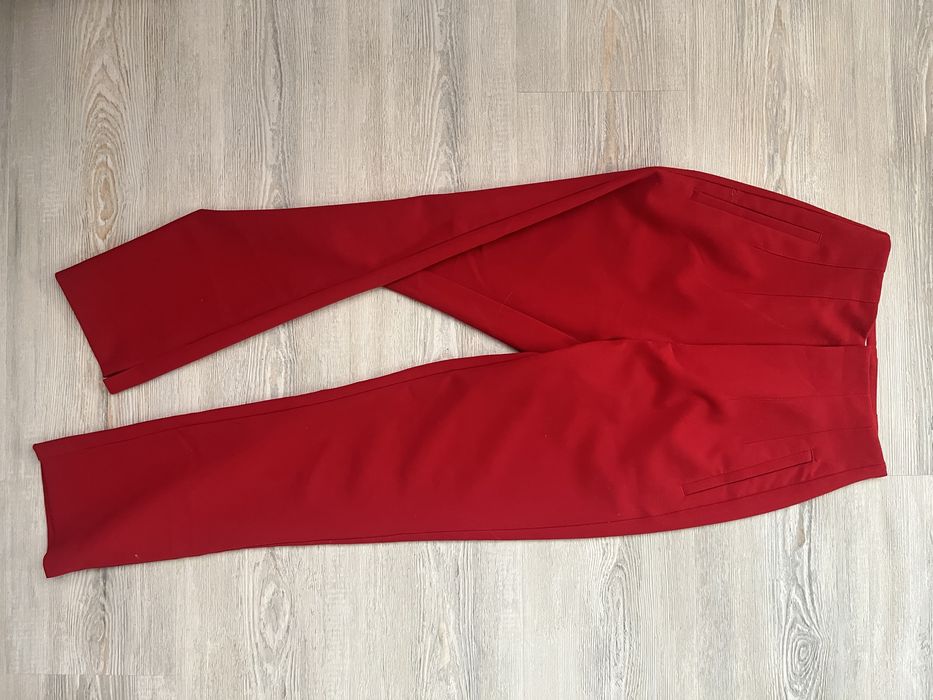 Червен панталон stradivarius
