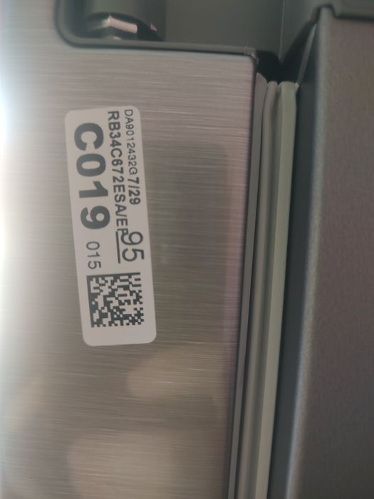 Продавам хладилник Samsung, в гаранция