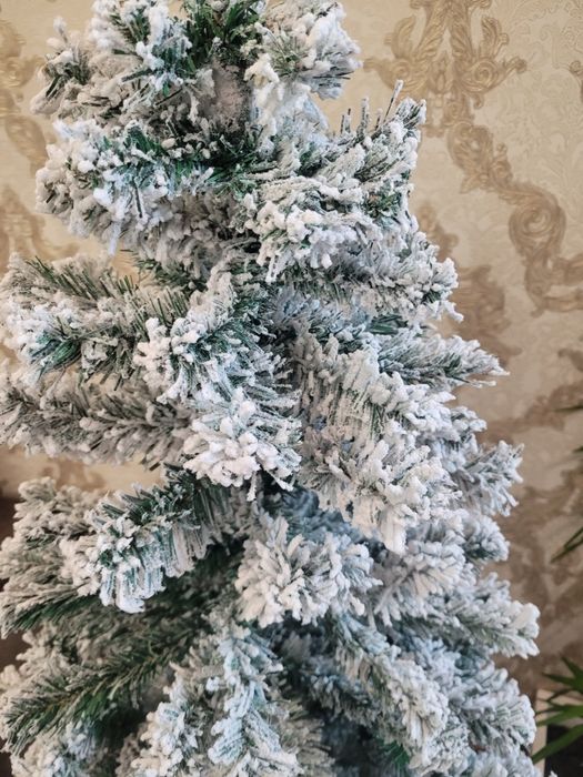 Продам заснеженную елку