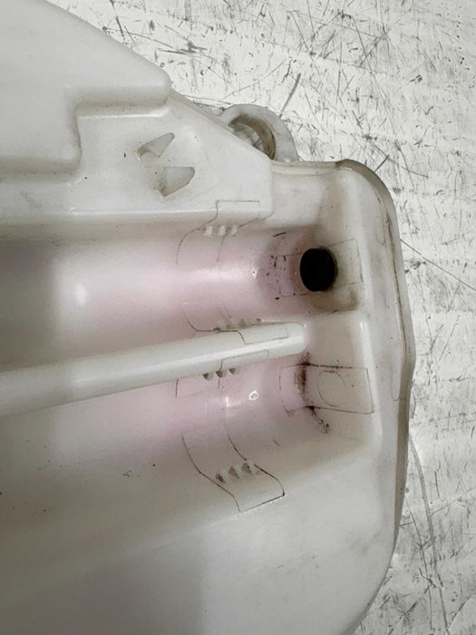 Казанче течност чистачки БМВ Ф07 Ф10 Ф11 Ф06 Ф12 Ф01 Ф02