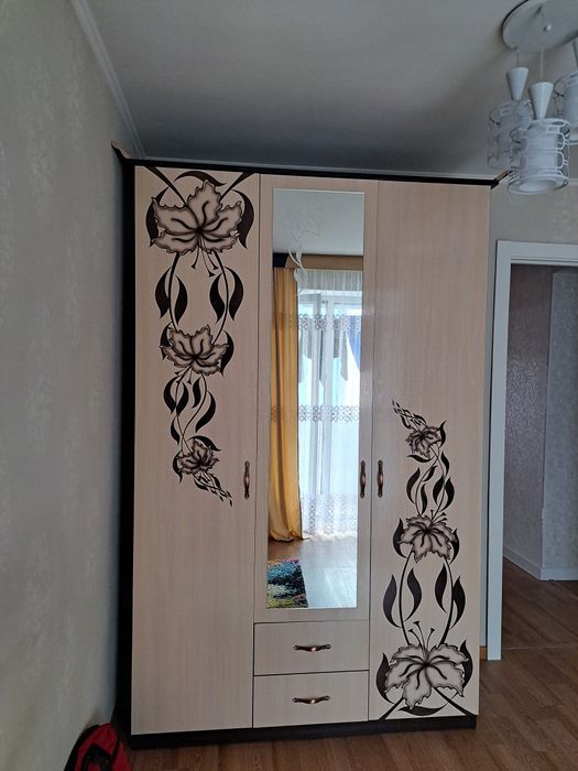 Продам шкаф и туалетный столик, в хорошем состоянии