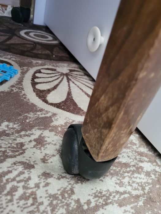 Масичка за телевизор и дървена маса