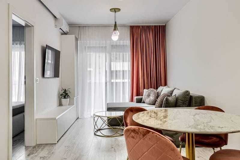 Închiriez apartament 2 camere,  Adora Park, loc de parcare inclus.
