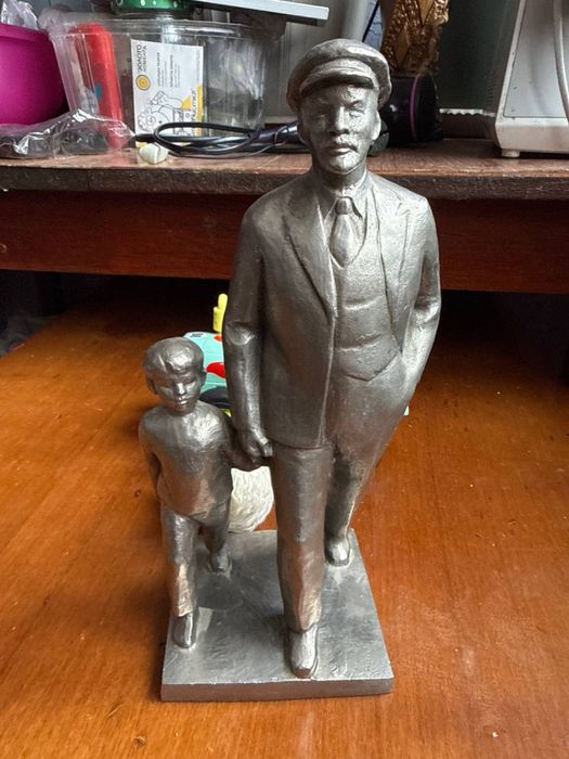 Советская статуэтка «Ленин с мальчиком»