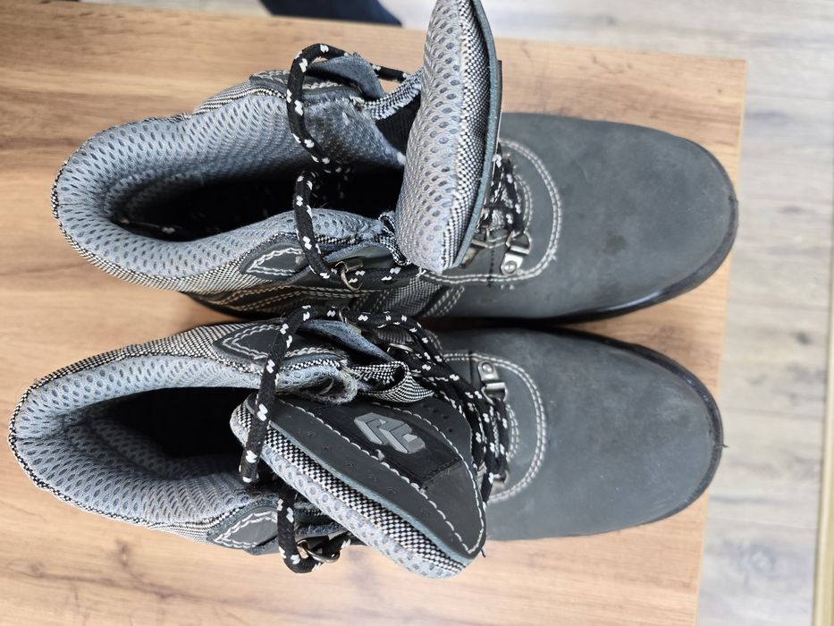 Продам рабочие сефти ботинки.