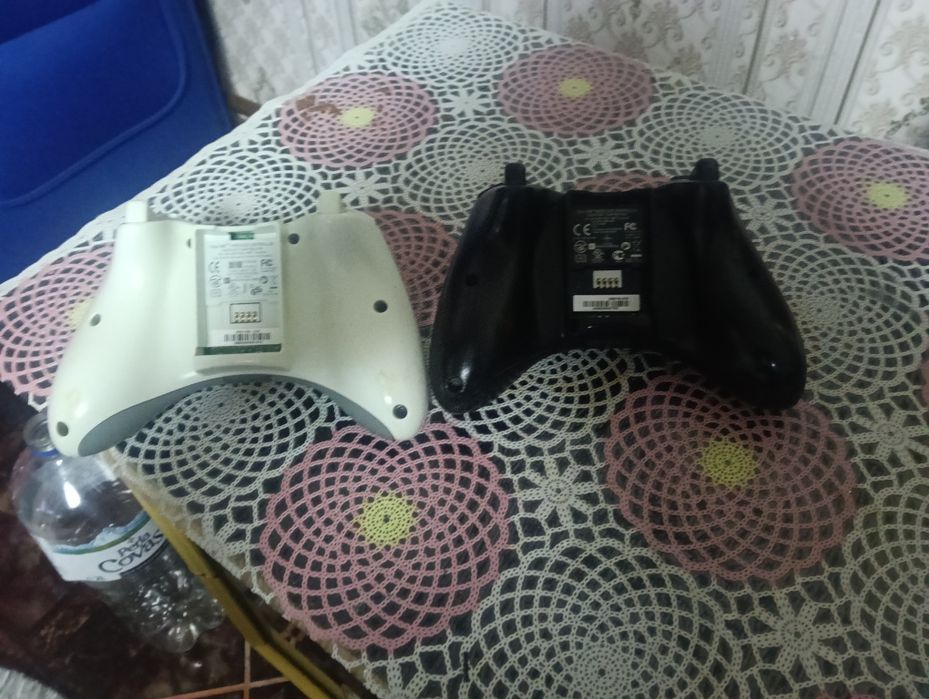 vand manete xbox 360 + un joc