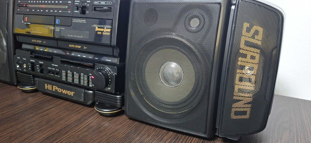 Radiocasetofon cu intrare aux si boxe detasabile