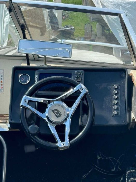 vand barca fibra cu motor