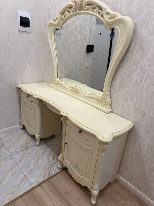 Шкаф и туалетный столик