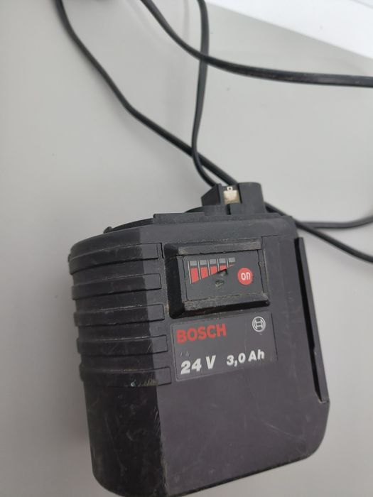 Încărcător Bosch 24 v  baterie