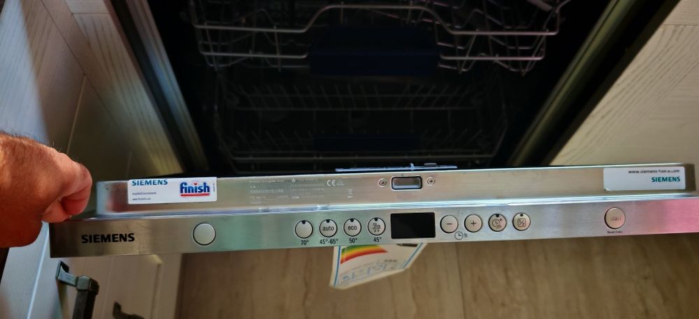 Продавам вградена съдомиялна машина SIMENS (Германия) с ширина 60 см.