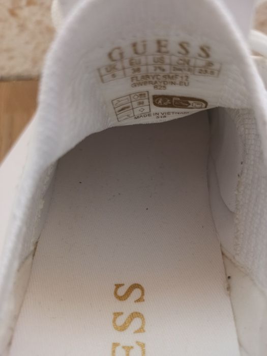 Маратонки Guess.