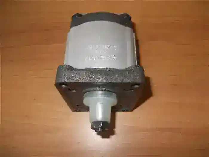 Pompa hidraulica 20 litri /minut grupul 2 dreapta ax conic 250 bar