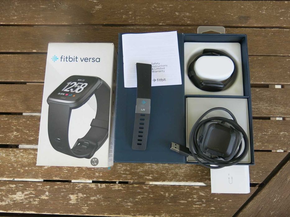Спортен смарт часовник Smartwatch Fitbit Versa, Черен