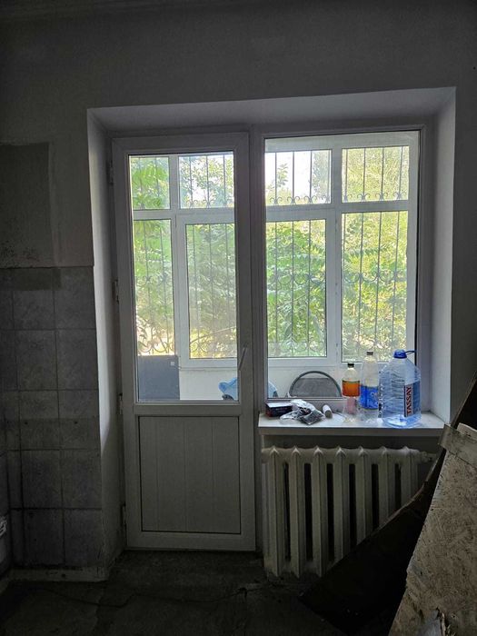 Пластиковая дверь на балкон