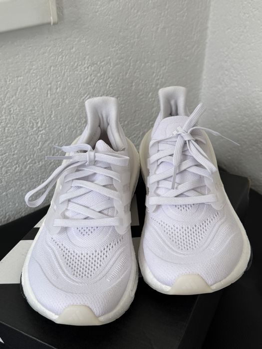 Adidas Light Boost mărimea 36 2/3.  Noi, fără etichetă, doar probați, nu au fost purtați.