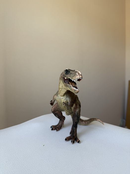 Динозавр фигурка