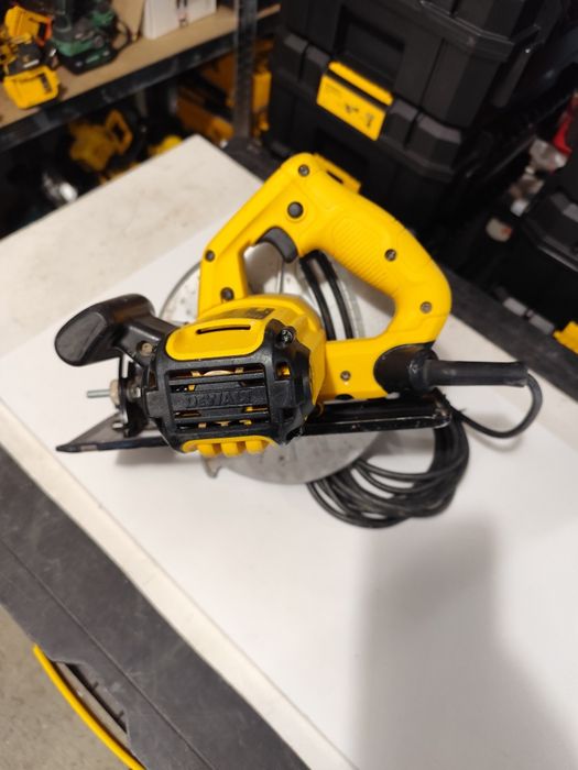 Коледна цена ръчен циркуляр Девалт DeWALT DWE560 184mm