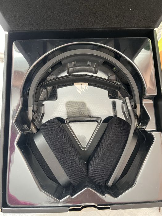 Геймърски слушалки  corsair HS80 RGB wireless