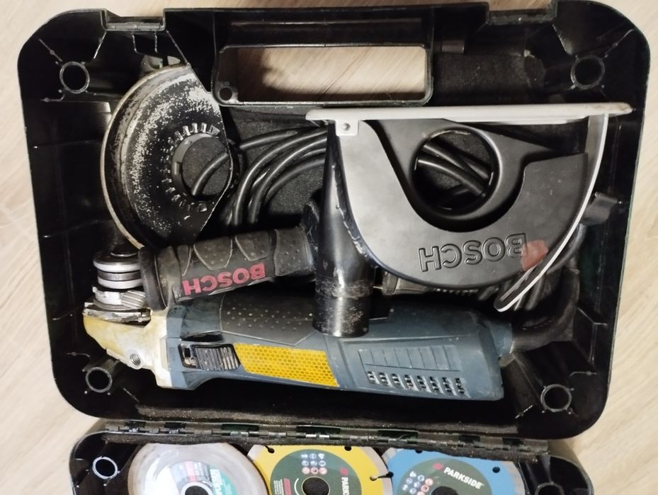 Polizor unghiular / Flex Bosch Professional 1700W + Apărătoare canelat/aspirare și discuri