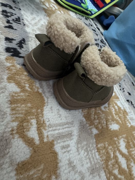 Продам детские ботинки