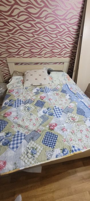 Кровать и комод  с зеркало