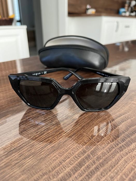 Различни аксесоари на Pandora, Guess, Hawkers и др.