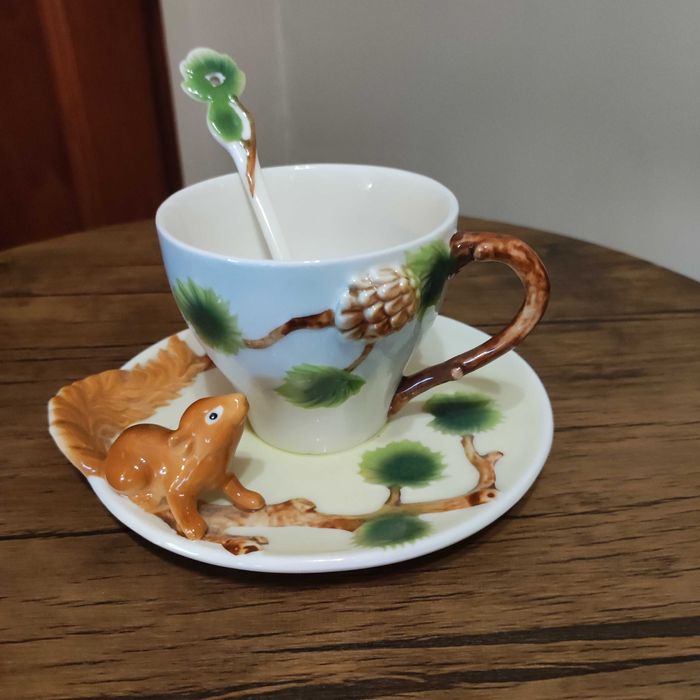 Порцеланова чаша с катеричка