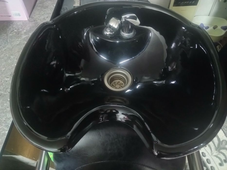 Мойка,кресло,столы,зеркало для парикмахера