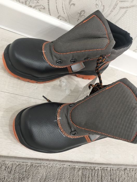 Продам ботинки новый размер 42