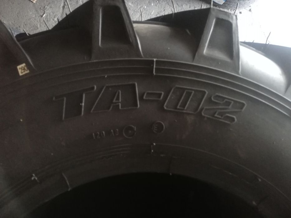 Шины передние на трактор. 13.6-20