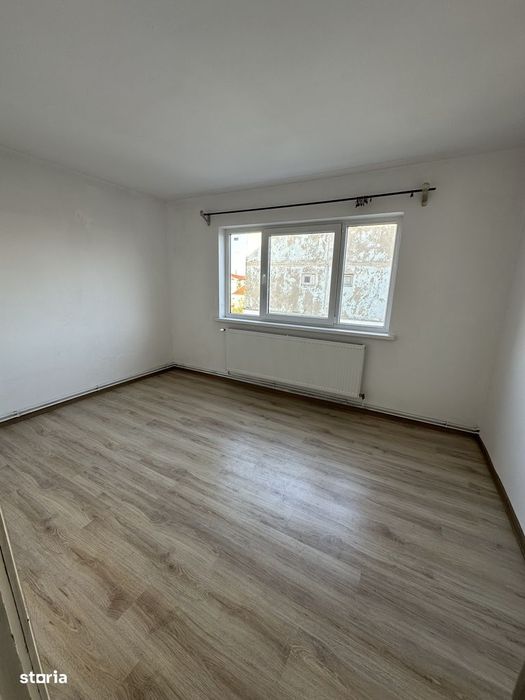 Apartament de 4 camere de vânzare, etaj 3