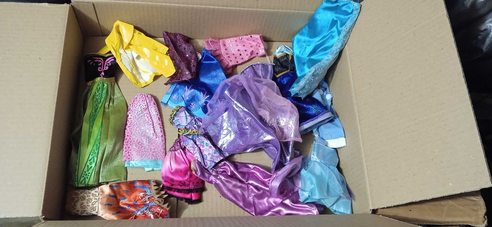 Колекция от 6 кукли Барби с дрехи