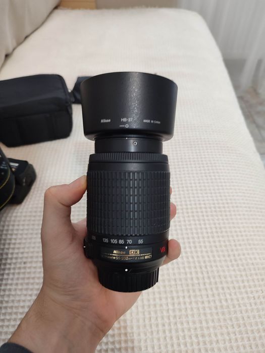 Nikon D7000 cu 3 obiective, blitz extern, grip, trepied, umbrela, ghio