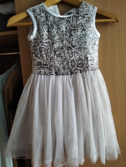 Продам нарядные платья для девочек