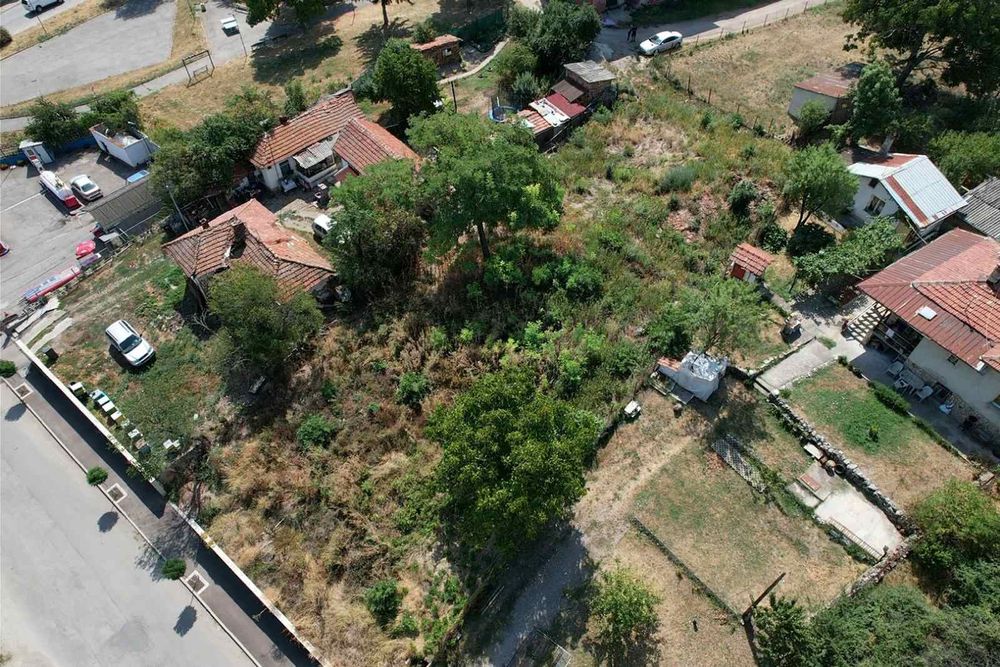 Продава парцел в Центъра на с.Петърч