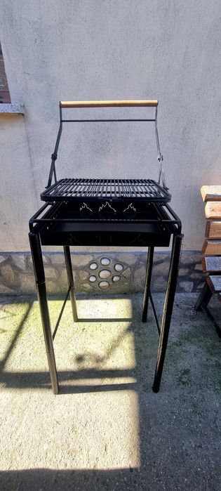 Ръчно изработени барбекюта с механизъм за въртене.