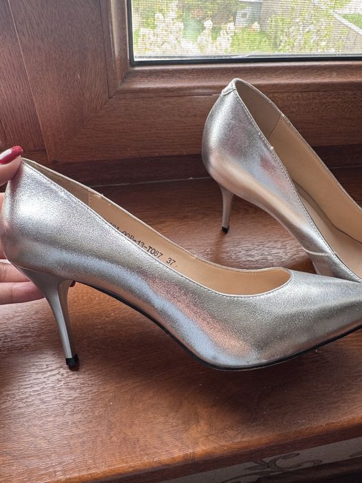 Туфли, серебристые. Очень удоьные, на среднем каблучке.
