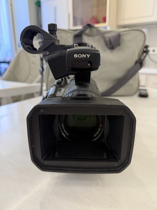 Продам проессиональную видеокамеру Sony HVR