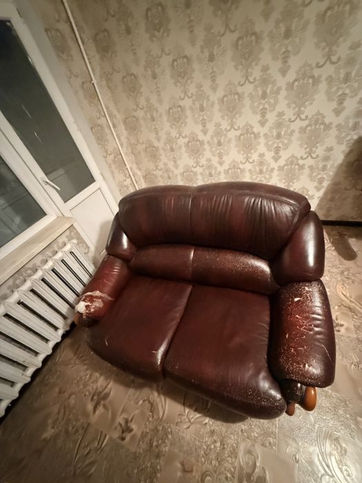 Продаю кожаный диван (б/у)