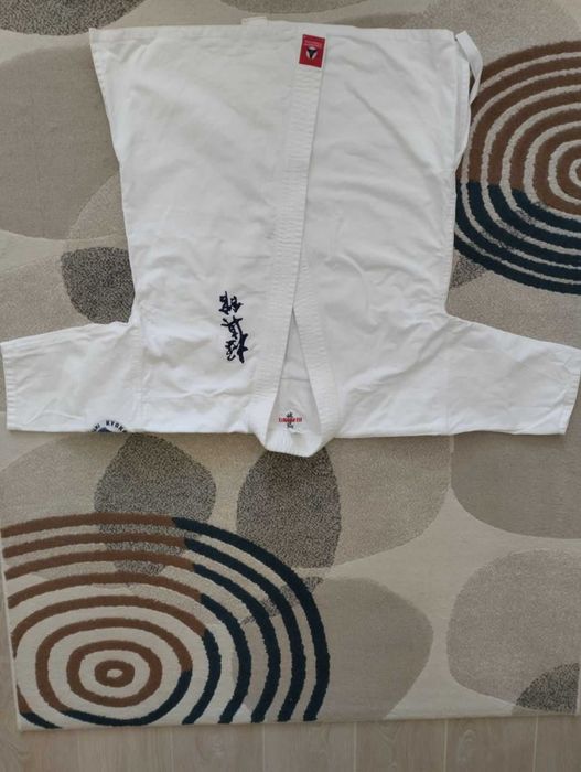 Кимоно за карате и колан, в отлично състояние, за височина 164 см
