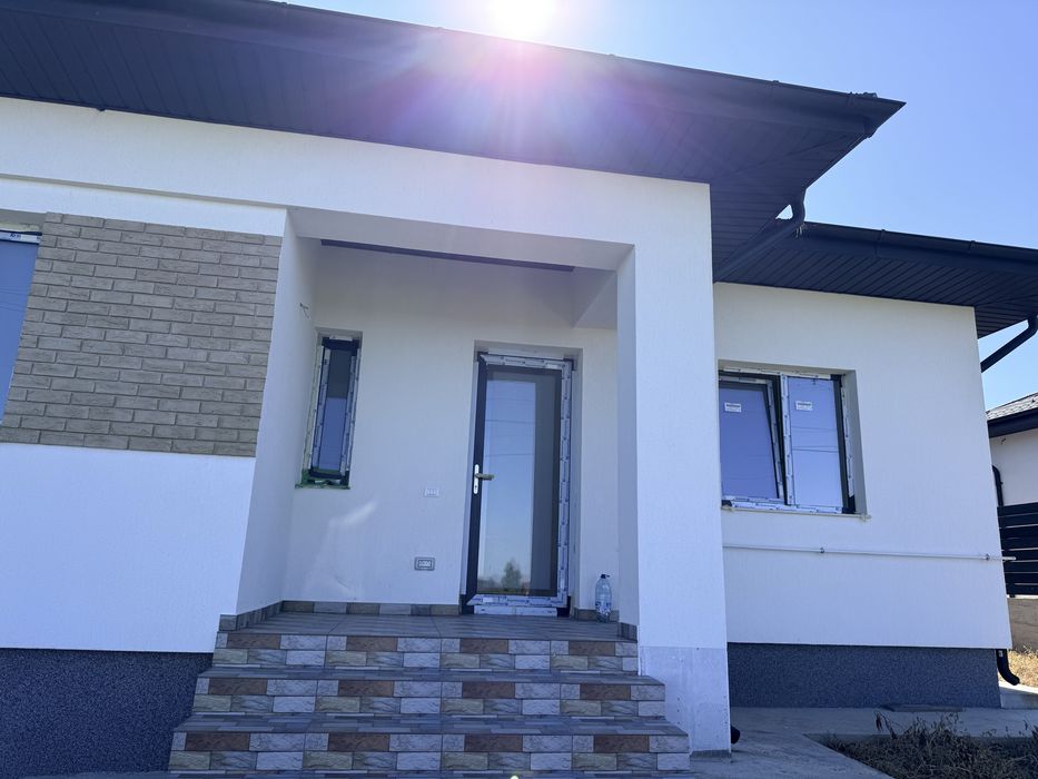 Casa parter, 90 mp, 3 dr, 2 bai, 500m teren, living+bucatarie, terasa, pod izolat ,centrala+incalzire in pardoseala,parcare 2 locuri,gard metalic