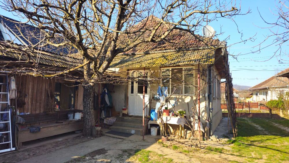 Casa de vanzare, cu suprafa de 85m², din caramida cu 2 intrari separate, curte, gradina si teren arabil de 6700m² in Comuna Napradea, Judetul Salaj