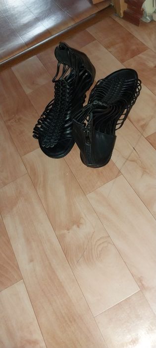 Продам летние босоножки