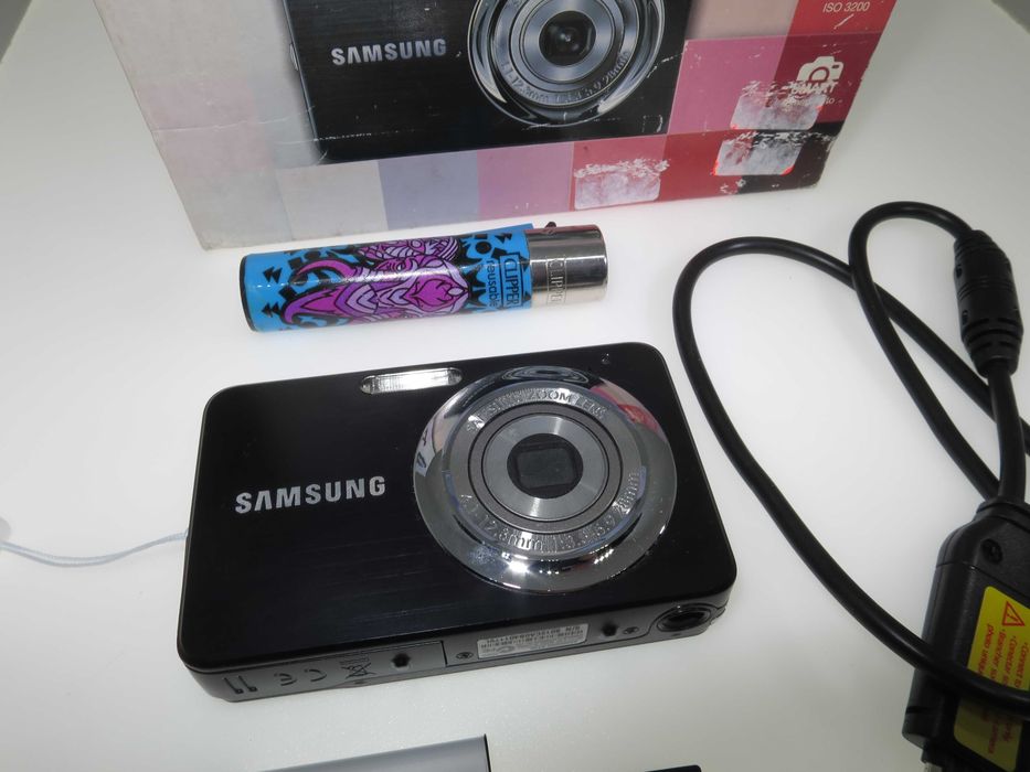 Samsung ES30 ултра малък и компактен фотоапарат с размерите на запалка, мини дигитална камера, като НОВ, работи отлично, пълен комплект