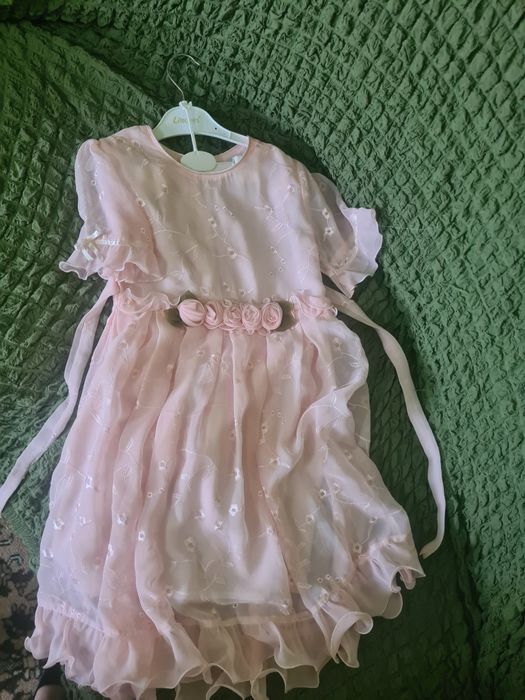 Продам платья на девочку 5-7 лет