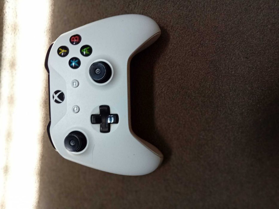 Xbox One S alb + 2 Controllere + 6 Jocuri (FC 25 inclus)
