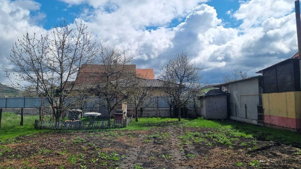 Vand teren intravilan imprejmuit, cu toate utilitatile, asfalt