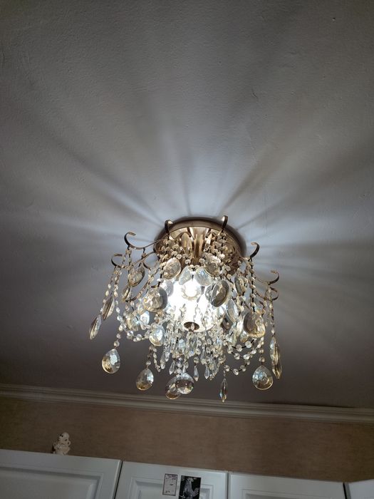 Для спальни люстра