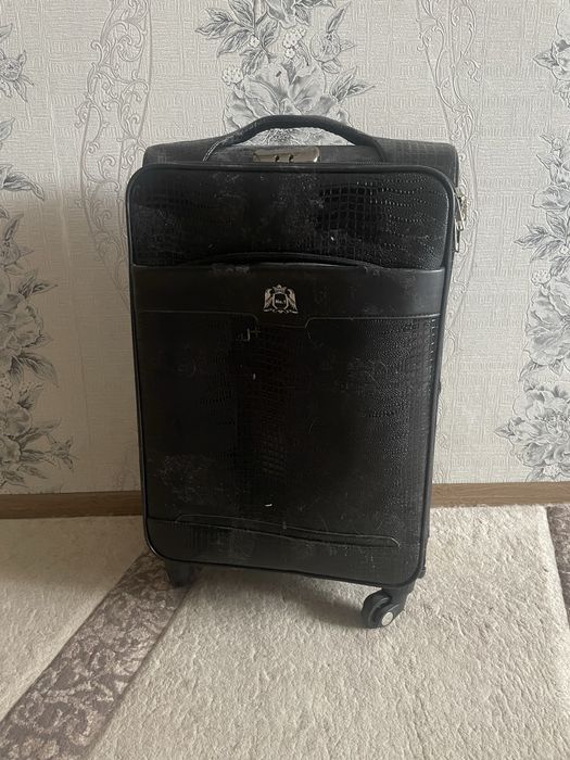 чемодан черного цвета